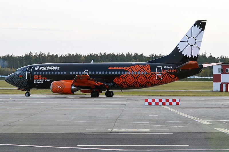 800px-Belavia_(World_of_Tanks_Livery),_EW-254PA,_Boeing_737-3Q8_(29970127910).jpg